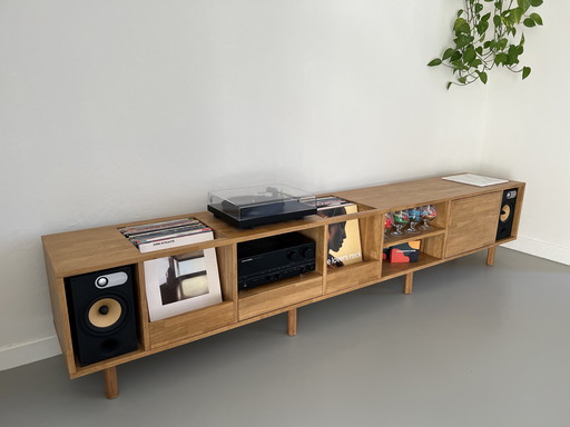 Mobile hi-fi in rovere massello con Marantz PM80 e B&W 685