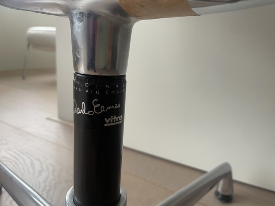 Image 1 of Drehbarer Eames-Stuhl Vitra 90er Jahre