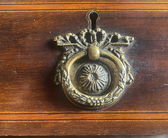 Image 1 of Preciosa cómoda, fabricada en Londres entre 1860 y 1910.