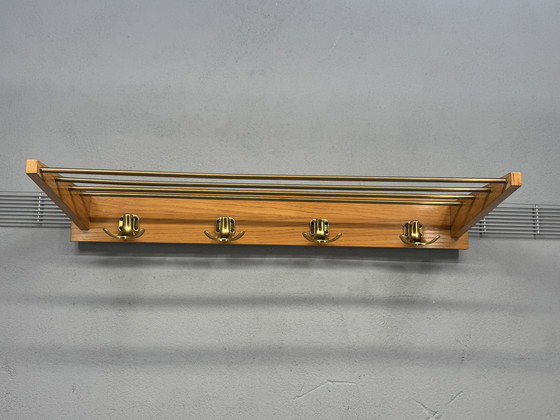 Image 1 of Appendiabiti vintage di metà secolo: legno e ottone, design senza tempo
