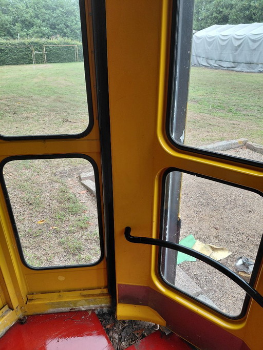 Cabine téléphonique jaune historique FeH R (accessible aux personnes à mobilité réduite) de 1985 – Pièce de (photo 2 of 5)
