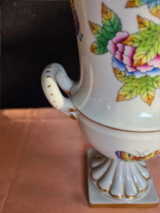 Image 1 of Herend Queen Victoria vaas met handvatten op voet- 24-karaats gouden accenten.