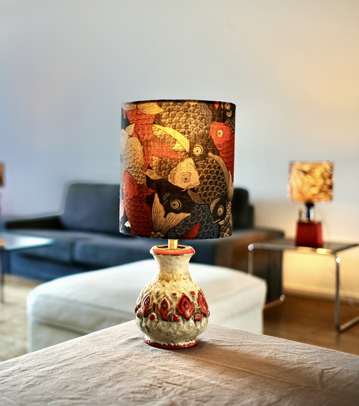 Lámpara de mesa inalámbrica Fat Lava con pantalla de koi japonés, ideal para balcones.