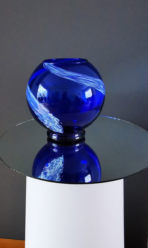 Vaas in bolvorm met voet, jaren 70