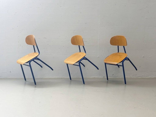 4 vintage stapelstoelen van het Schönauer schoolmeubilair