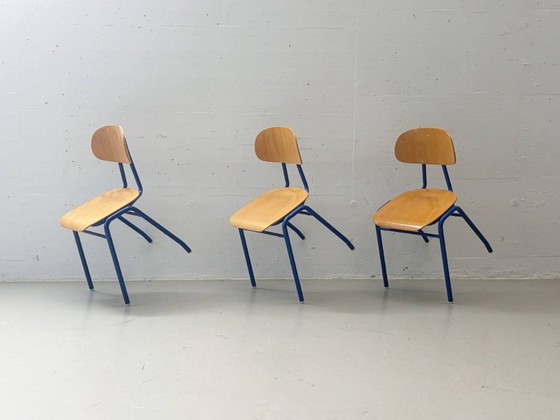Image 1 of 4 vintage stapelstoelen van het Schönauer schoolmeubilair
