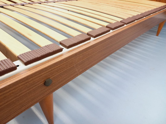 Image 1 of Lit double vintage style scandinave en teck des années 60 avec chevets lumineux intégrés et sommier