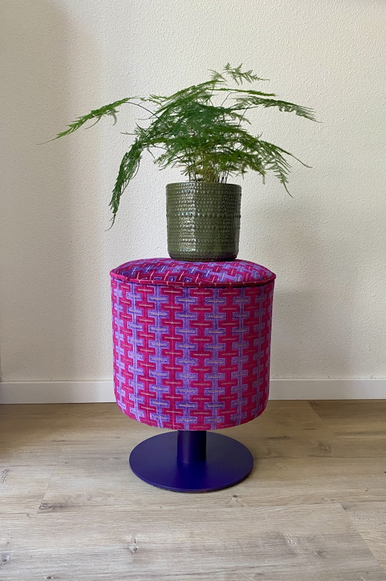 Un oggetto d'arredo unico e accattivante, realizzato con materiali di riciclo: un pouf con il design di (photo 5 of 12)
