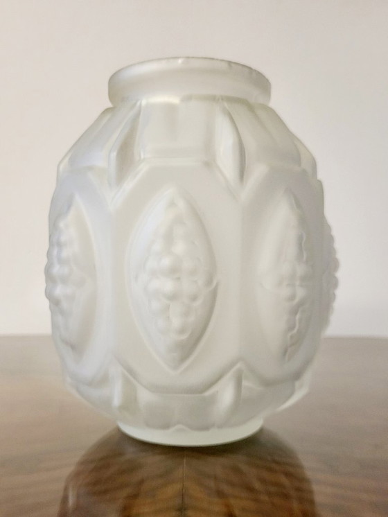 Image 1 of Art-Deco-Vase aus mattiertem Pressglas mit Blumendekor, wahrscheinlich 1940er Jahre, Frankreich