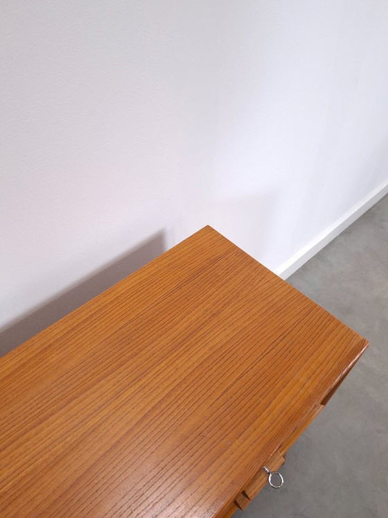 Cassettiera danese vintage in teak con gambe alte inclinate, tavolino, credenza – Cassettiere, Legno (photo 12 of 13)