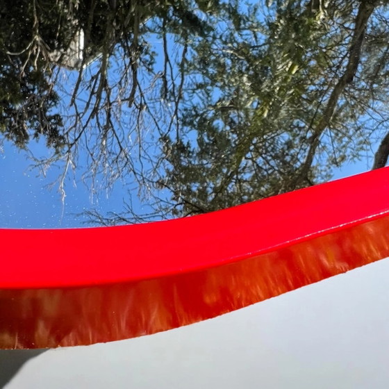 Mid Century Modern Roter Wandspiegel. Seltener großer ovaler Spiegel aus den 1960er Jahren mit rot lackiertem (photo 4 of 6)