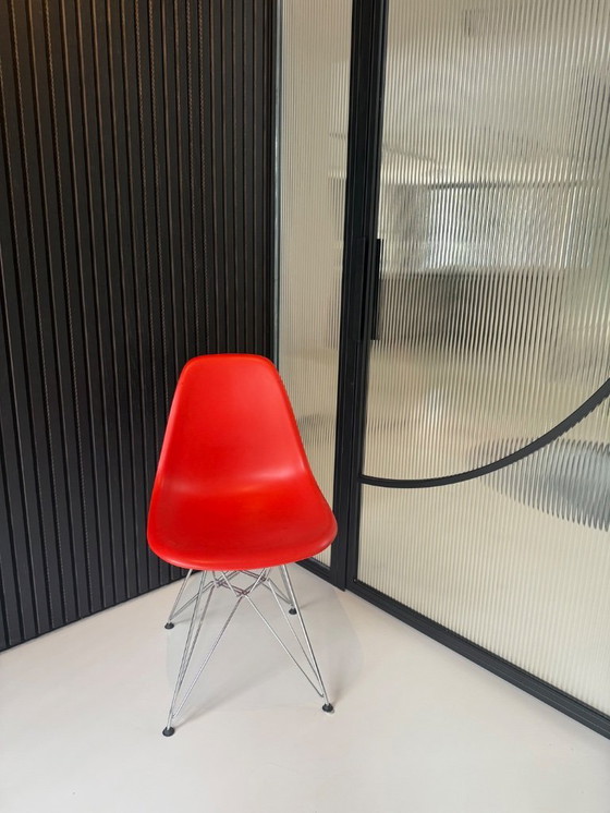Image 1 of 4x Sillas laterales de plástico Eames DSR VITRA