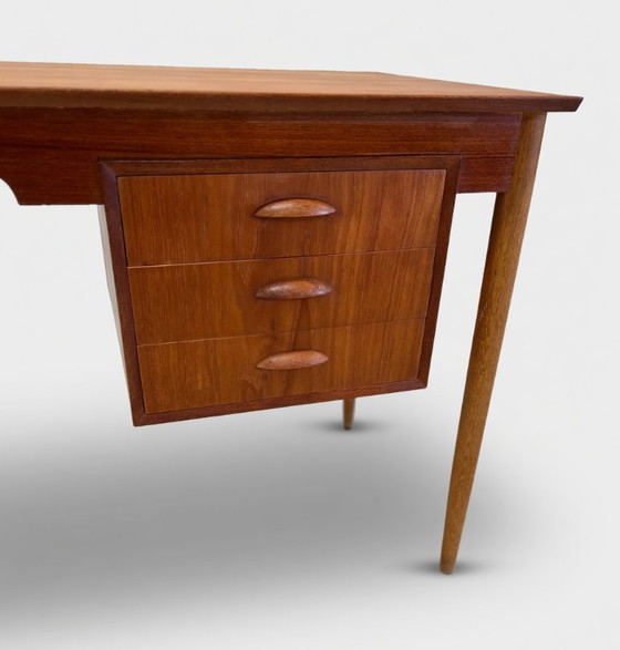 Image 1 of Dänischer kleiner Schreibtisch aus Teak und Buche, 1950er Jahre.