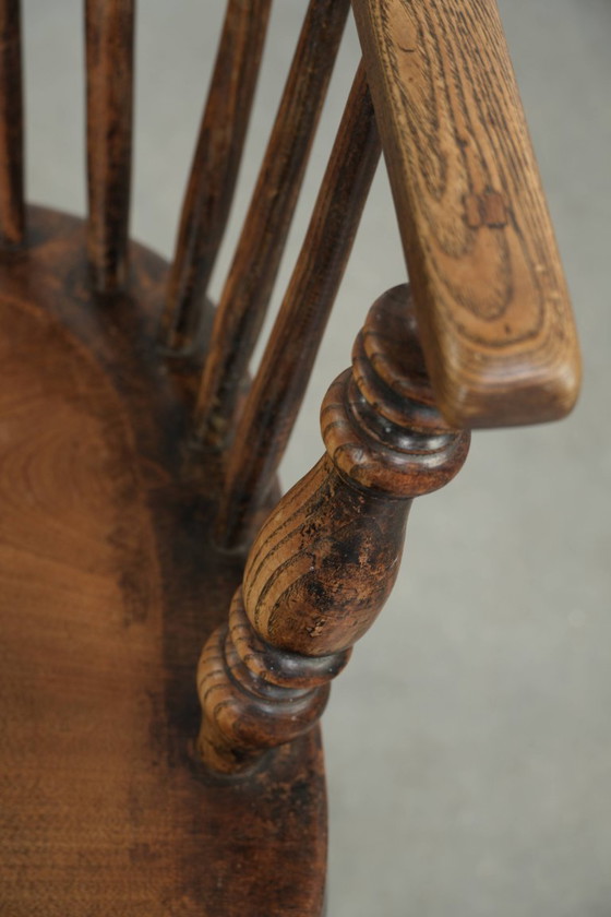 Image 1 of Antieke Engelse spijlenstoel, Windsor chair/ bijzetstoel uit begin 19e eeuw met mooie diepe kleuren