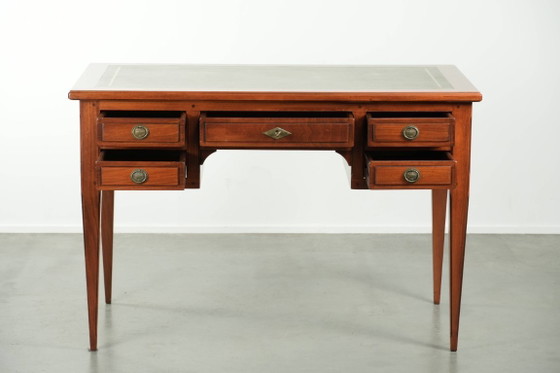 Sierlijk bureau in Engelse stijl met een groen leren blad met prachtige goudkleurige details en vijf lades (photo 3 of 14)