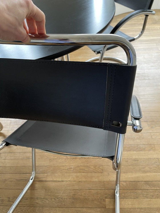 Image 1 of Zwarte tafel en 4 stoelen.