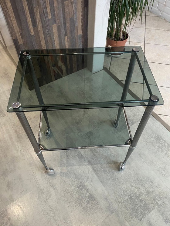 Image 1 of Carrello bar vintage anni '50 in metallo argentato con due ripiani in vetro fumé su ruote.