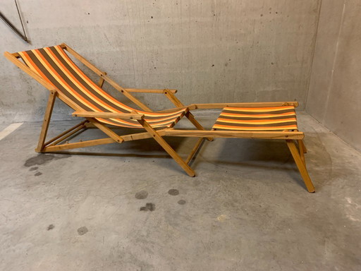 Vintage vrolijke strandstoel met voetbankje
