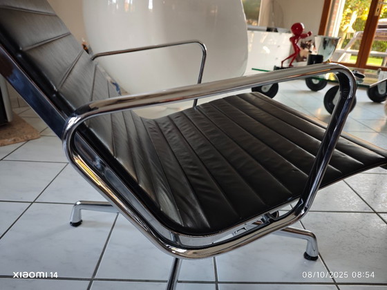 Image 1 of Sedia da ufficio Vitra EA124 di Charles e Ray Eames.