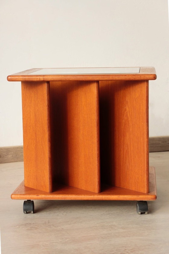 Image 1 of Vintage G Plan teakhouten bijzettafel met tijdschriftenrek en wielen (jaren 60)