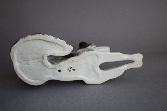 Image 1 of Galgo ruso (Borzoi), tumbado, con manchas blancas y negras, probablemente Scheidig Gräfenthal.