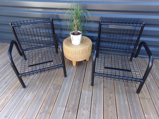 Coppia di poltrone nere in "rete metallica".