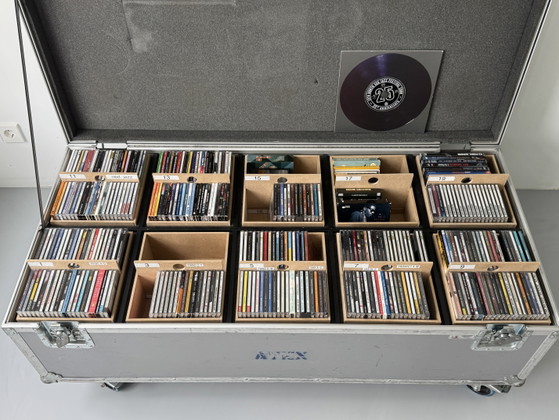 Flight case 135x63x56cm for 840 CDs / Custom Made Interior – 2 seaters, Aluminium (photo 2 of 8)