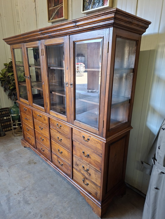 Image 1 of Antiker klassischer englischer Vitrinenschrank, Kommode, Ladenschrank, Apothekerschrank mit den Maßen 213x52 und 192cm Höhe.
