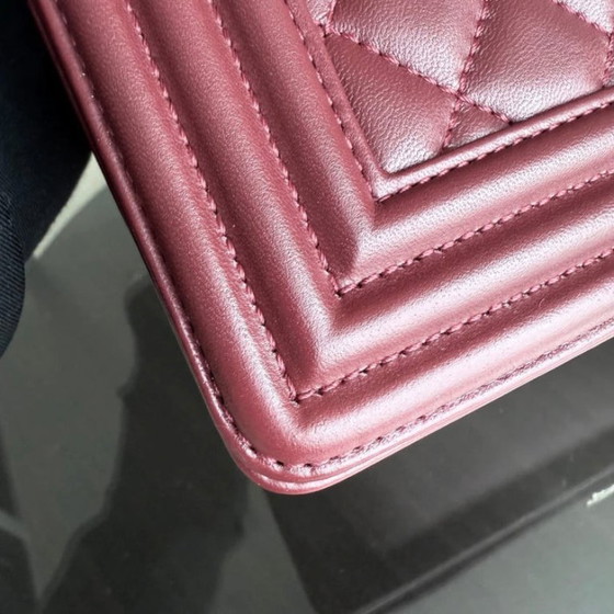 Image 1 of Chanel Boy Medium - 25 cm, cuir d'agneau matelassé bordeaux, finitions dorées, Série 22