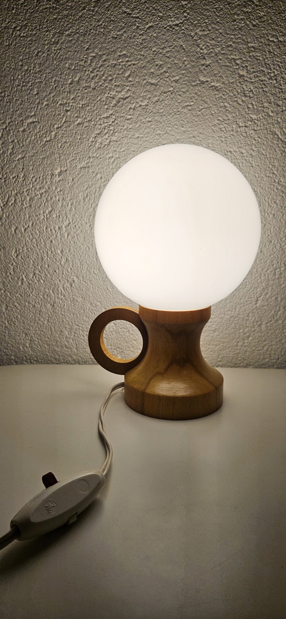 Image 1 of Lámpara de sobremesa de madera escandinava con bola de cristal