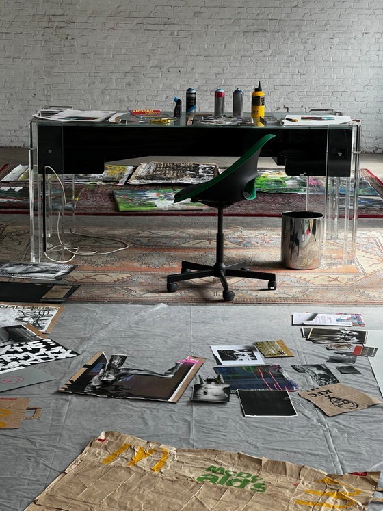 Image 1 of Plexiglas-Schreibtisch mit Glasplatte und Beleuchtung – Design der 90er Jahre