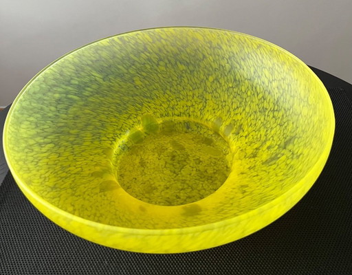 Coupe ronde sur pied en pâte de verre.