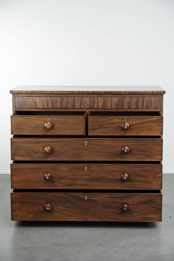 Image 1 of Gran cómoda/cómoda antigua inglesa de principios del siglo XIX con 5 cajones y hermosos detalles.