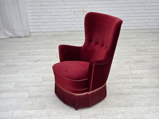 Image 1 of Fauteuil danois des années 1970, revêtement en velours rouge cerise, pieds en frêne.