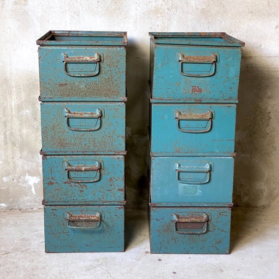 Lote de 8 cajas industriales apilables de metal – Armarios de almacenamiento (photo 2 of 6)