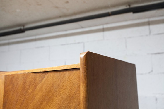 Image 1 of Armoire 1950 Mid-Century-Modern chêne en frisage 2 portes, 2 tiroirs, 4 étagères, 30cm de penderie et miroir 54x18cm