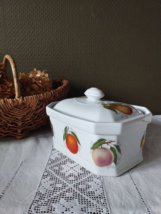 Image 1 of Antieke achthoekige terrine van wit porselein met veelkleurige fruitdecoratie.