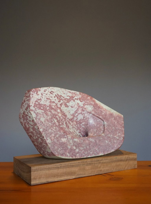 Abstracte stenen sculptuur in de stijl van Barbara Hepworth. Jaren 70.