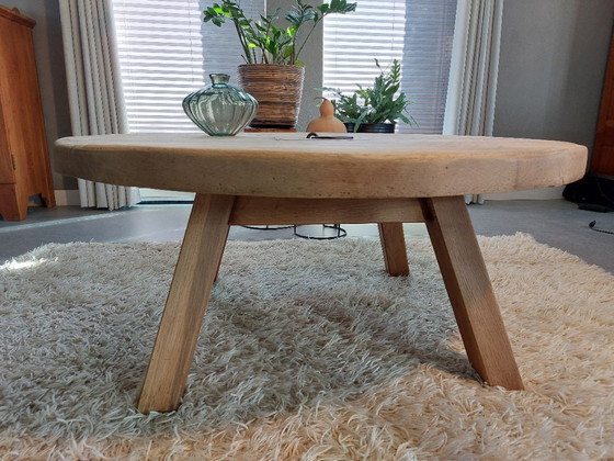Unique Brutalist Coffee Table in Solid Oak - Wabi-Sabi/ Antique Threshing Wheel (110 cm) – Wood (photo 3 of 9)