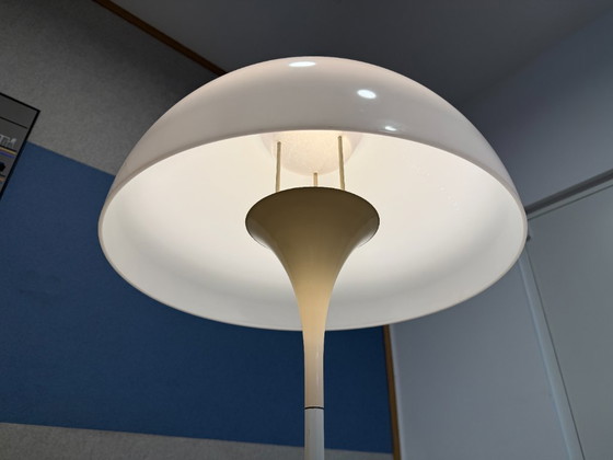 Louis Poulsen | Verner Panton | Panthella | Gebroken wit kunststof en metaal | 1 stuk – Vloerlampen, Metal (photo 6 of 9)