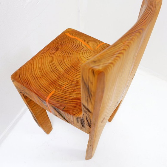 Image 1 of Sculpturale brutalistische kinderstoel van massief eikenhout, geïnspireerd op Wabi-Sabi.