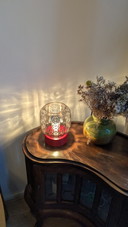 Art-Deco-Tischleuchte mit rotem Fuß aus Rauchglas, Mid-Century-Stil