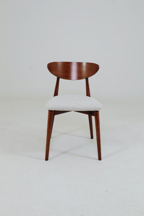 Image 1 of Set van 6 eetkamerstoelen, teakkleurig hout, bouclé bekleding, modern design
