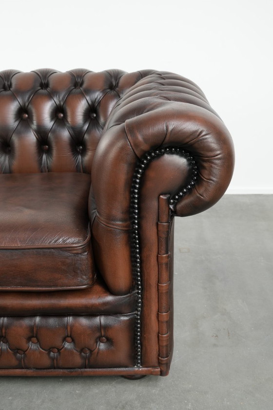 Image 1 of Wunderschönes Chesterfield-Sofa im englischen Stil, 2-Sitzer aus Rindsleder in einem schönen, zeitlosen Braunton.