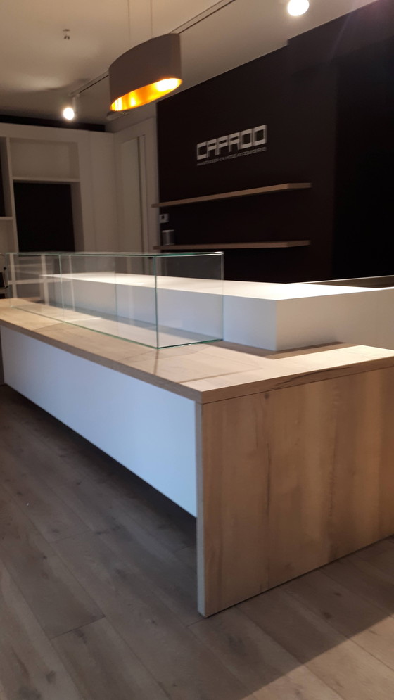 Image 1 of Elegante mostrador con iluminación LED