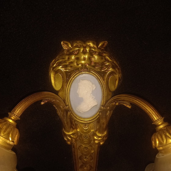 Image 1 of verguld bronzen kandelaar en wedgwood bord, laat 19e eeuw leeuwenkop beer