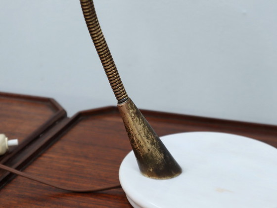 Image 1 of Oscar Torlasco voor Lumen zeldzame Italiaanse tafellamp uit 1950 in messing en marmer