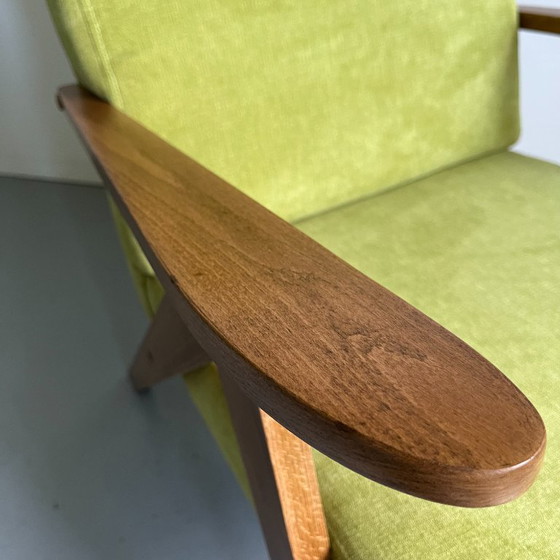 Vintage fauteuil in mid-century modern stijl: limoengroene stof, frame van beukenhout. – Wood (photo 8 of 14)