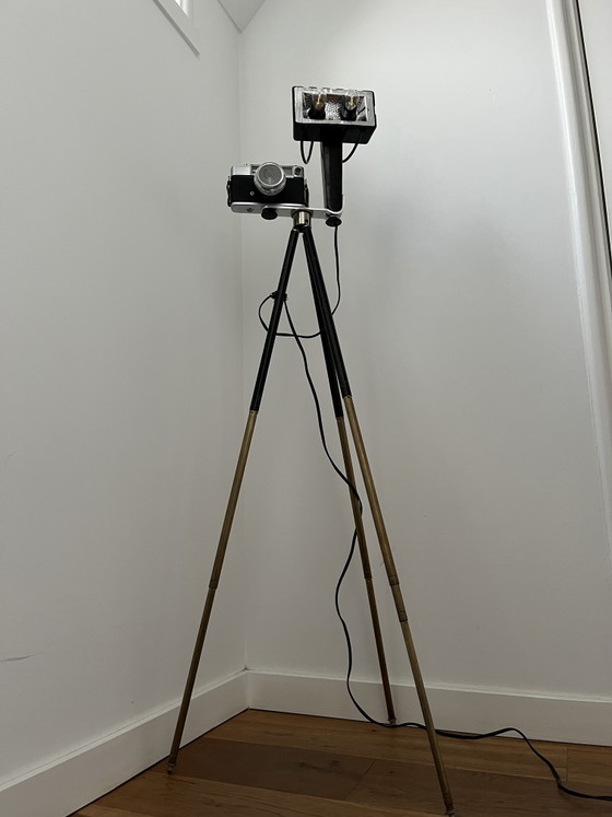 Original Yashica camera on a tripod with large flash (mains powered) – Decorative Objects, Glass, Metal (photo 11 of 15)