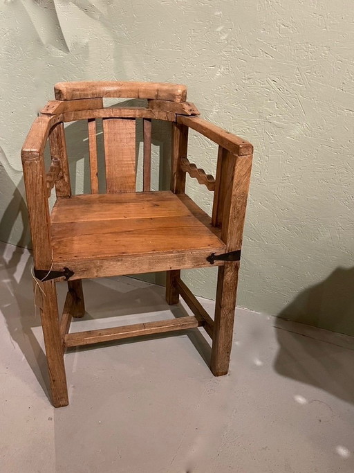 Alter, fast antiker Kolonialstuhl